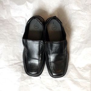 Size 2, black dress shoes, boys. Worn once.